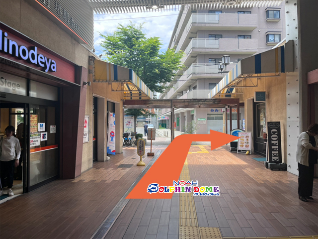 駅高架を出てすぐ右へ