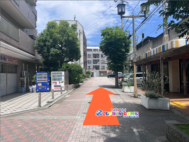 電車沿いにしばらく真っ直ぐ進みます
