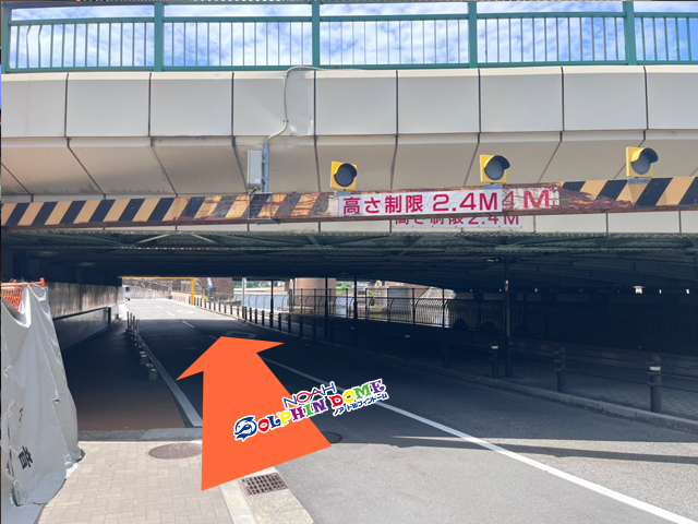 26号線の高架を真っ直ぐくぐる
