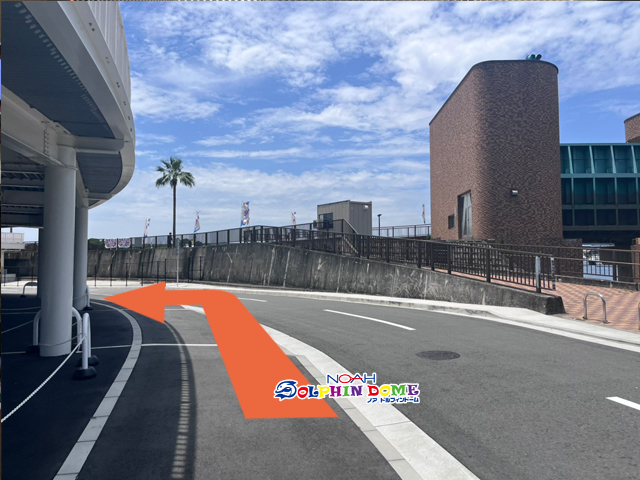 歩道橋の下を道なり左へ