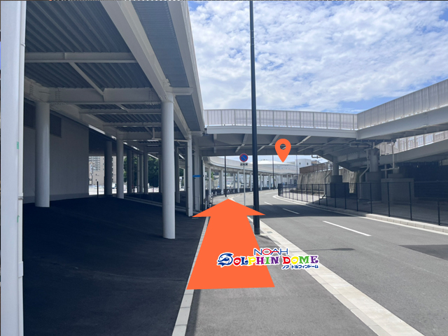 歩道橋の下を真っ直ぐ