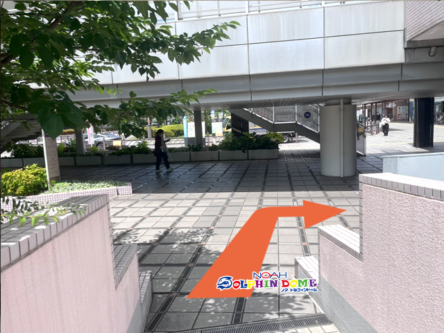 スロープを降りたら右へ