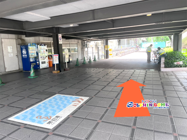 駅を左手に真っ直ぐ