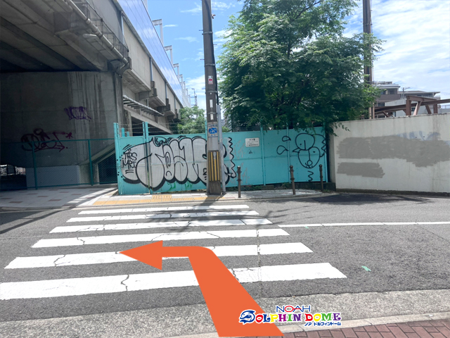 道路を渡ってから左へ