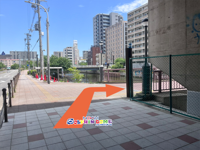 電車の高架を超えたら右へ