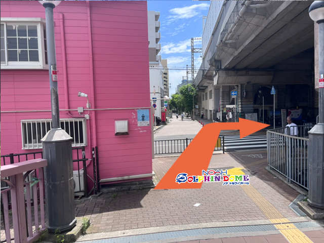 道路を超えてから右へ