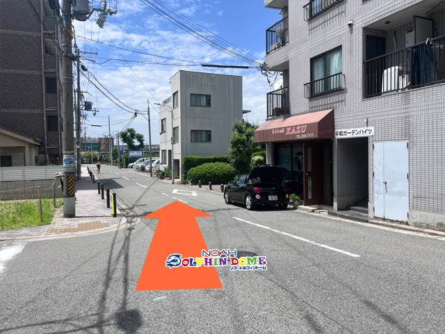 徒歩4の地点、丁字路を真っ直ぐ